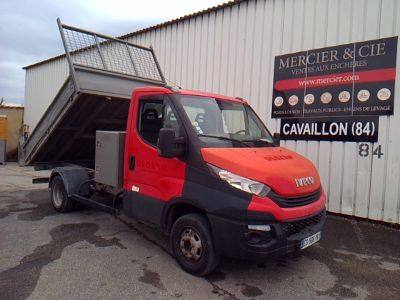 un camion rouge et noir garé devant un immeuble