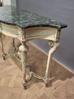Console en bois laqué crème et doré à plateau de marbre. (photo 3)
