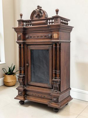 une armoire en bois surmontée d'un miroir