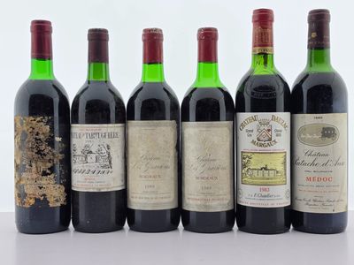 plusieurs bouteilles de vin sont alignées sur une table