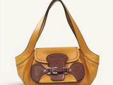 Le petit sac à main jaune est posé sur une surface blanche.