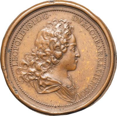 gros plan d'une pièce de monnaie sur laquelle figure une tête de femme