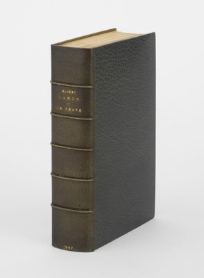 un livre noir posé sur une surface blanche