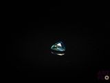 gros plan d'un diamant bleu sur une surface noire