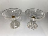 deux bols en verre posés sur une table blanche