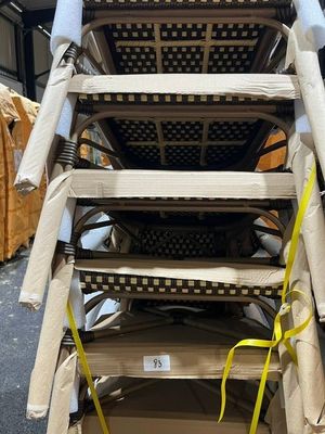 une pile de chaises empilées les unes sur les autres