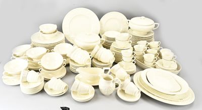 une pile d'assiettes et de tasses blanches sur une table