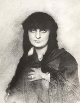 une vieille photo en noir et blanc d'une femme avec un oiseau sur l'épaule