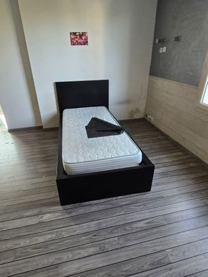 un lit posé au milieu d'un parquet