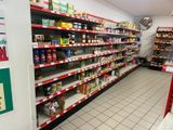 de nombreuses étagères dans le magasin, sur lesquelles sont disposés divers produits alimentaires