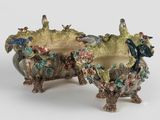deux vases sur lesquels sont représentés des oiseaux