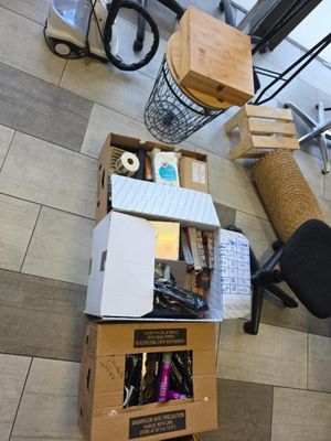 un bureau avec une chaise, une chaise et des cartons par terre