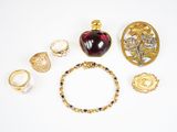 beaucoup de bijoux sur une surface blanche