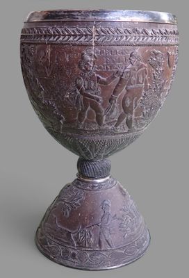un grand vase en métal orné d'un motif