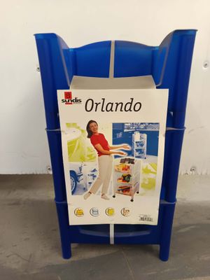 une photo d'une chaise bleue sur laquelle est posé un porte-revues