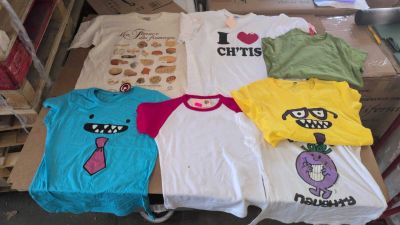 de nombreux t-shirts posés sur un chariot