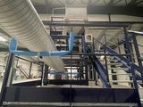 un gros tuyau métallique au milieu d'un bâtiment