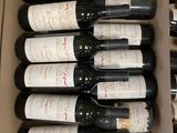 plusieurs bouteilles de vin dans une caisse sur la table