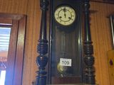 une horloge accrochée au mur de la pièce