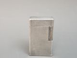 un briquet posé sur une surface blanche