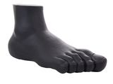 les pieds d'une personne portant des couvre-chaussures noirs