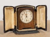 une horloge placée à l'intérieur d'un boîtier