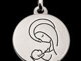 un pendentif en argent représentant une femme tenant un bébé dans ses bras