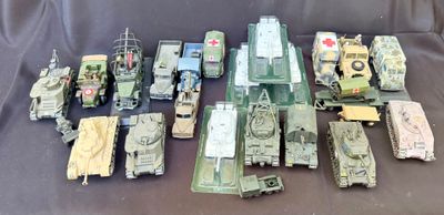 de nombreux véhicules militaires disposés sur une table
