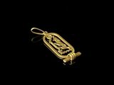 une image représentant un pendentif en or orné d'un oiseau