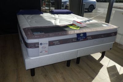 un matelas posé sur une table dans une pièce