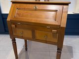 un petit bureau en bois avec un tiroir