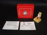 une boîte rouge contenant une petite figurine