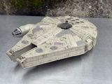 Maquette du chasseur Millennium de « Star Wars : Le Réveil de la Force » posée sur une table