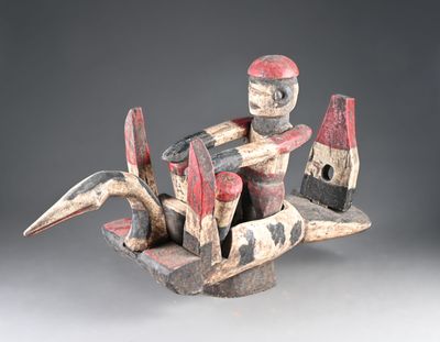 une image représentant une sculpture d'un homme sur un bateau