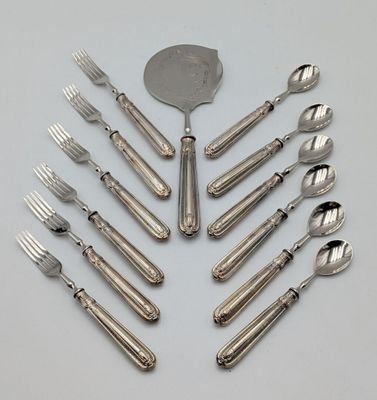 a lot of forks and spoons that are arranged in a circle