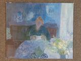 un tableau représentant une femme assise à une table devant un vase de fleurs