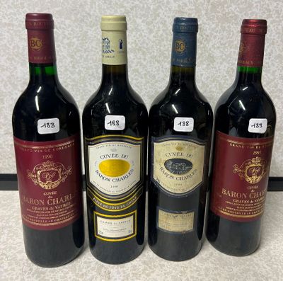 quatre bouteilles de vin sont alignées sur un plan de travail
