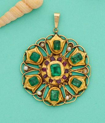 un gros plan d'un pendentif orné d'un coquillage sur un fond bleu