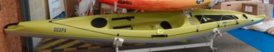 deux kayaks empilés l'un sur l'autre