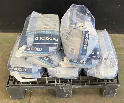 de nombreux sacs de nourriture posés sur une palette