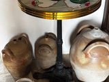 de nombreux vases et bocaux posés sur une table dans une pièce