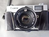a camera that is sitting on top of a table