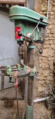 une machine verte qui se trouve dans une pièce