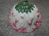 un gâteau blanc et rose orné de fleurs roses