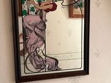 un miroir accroché au mur au-dessus d'un lit