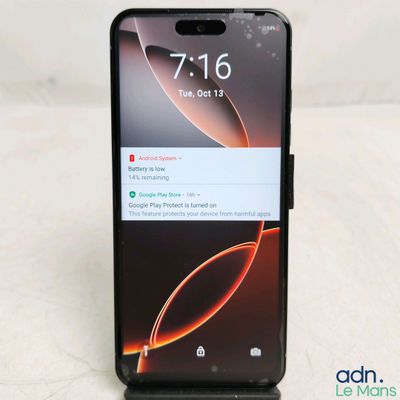 l'arrière d'un téléphone noir dont l'écran affiche un message