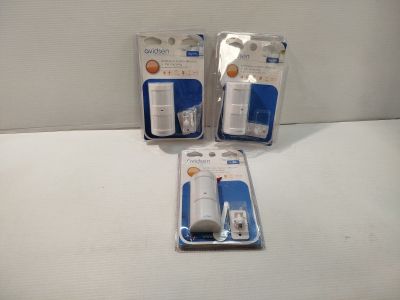 trois boîtes de brosses à dents posées sur une surface blanche