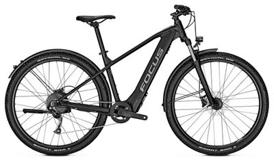 un gros plan d'un vélo sur fond blanc
