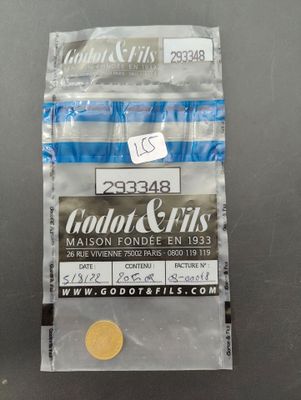un gros plan d'une pièce de monnaie dans un sac posé sur une table