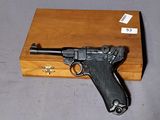 un pistolet posé sur une caisse en bois